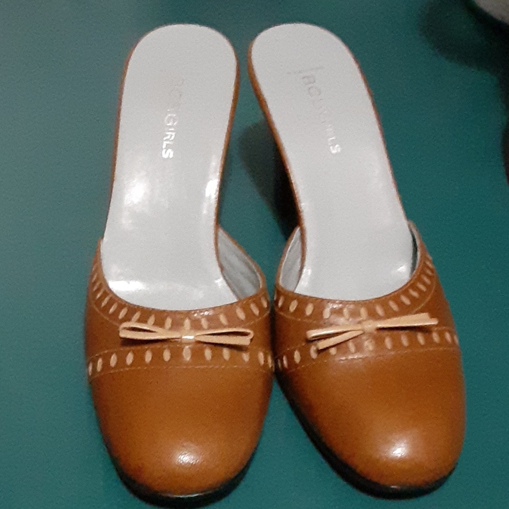 Adorable brown leather heels